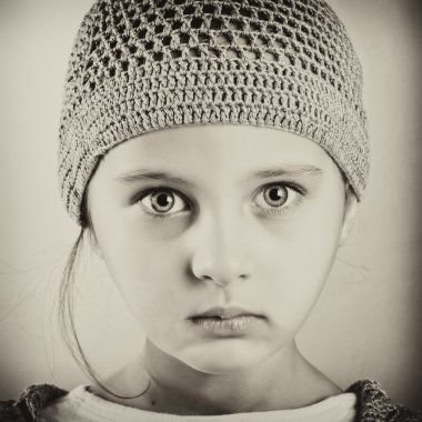 bir kızın siyah beyaz portresi