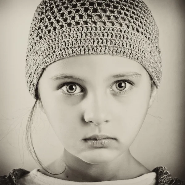 Portrait noir et blanc d'une fille — Photo