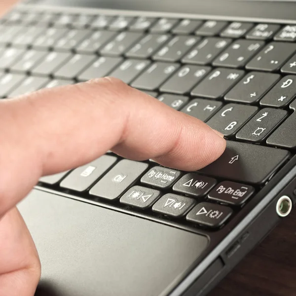 Dedo no teclado — Fotografia de Stock