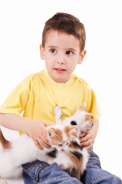Νεαρό αγόρι με γάτα — Φωτογραφία Αρχείου