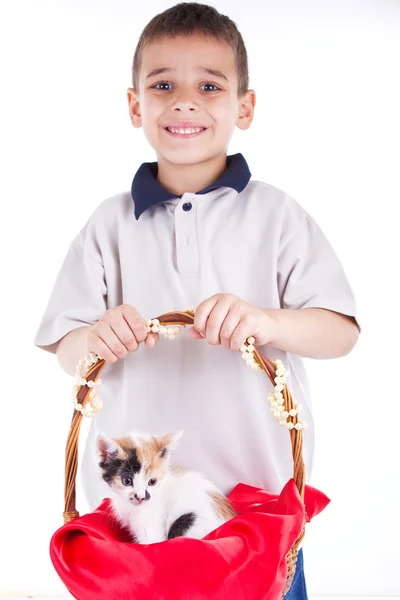 Юн улыбающийся мальчик с котом — стоковое фото