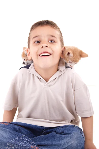 Lachende jongen met kat — Stockfoto