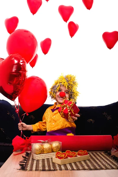Colorido vestido niño payaso de San Valentín con globos — Foto de Stock
