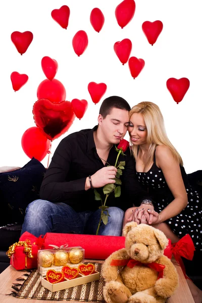 Jeune couple avec rose — Photo