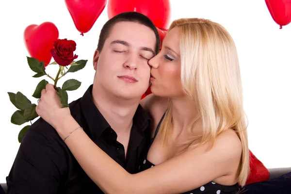 Kvinna i kärlek kyssar — Stockfoto