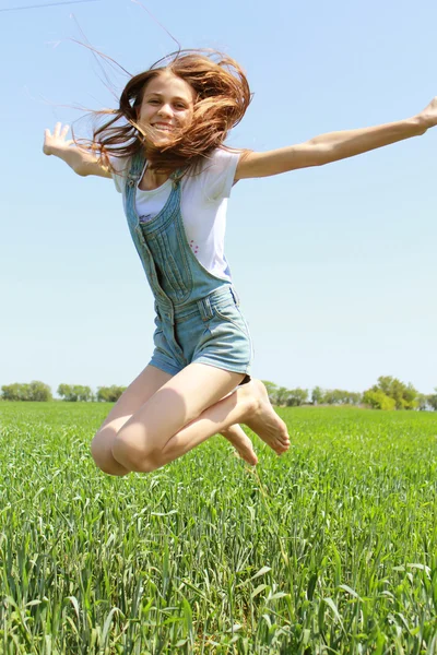 Girl on the nature of the jump — Stock Photo, Image