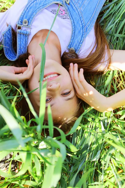 Girl on the nature of the resting — Stock Photo, Image