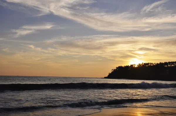 Een prachtige zonsondergang aan het strand — Stockfoto