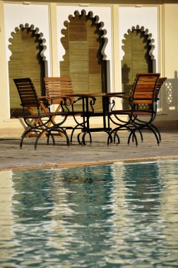 Yüzme havuzunun ortaçağ mimarisi, udaipur, Hindistan karşı ahşap sandalye