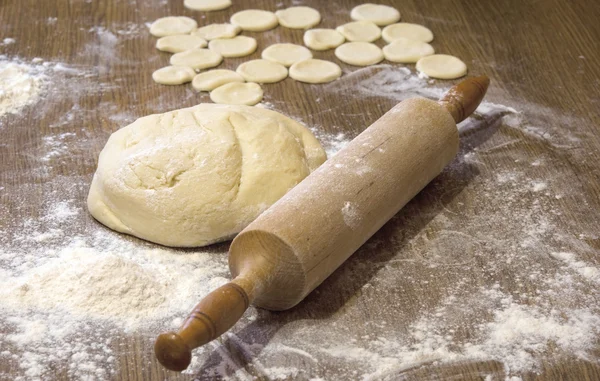 Yeast dough and rolling pin — Stock Photo, Image
