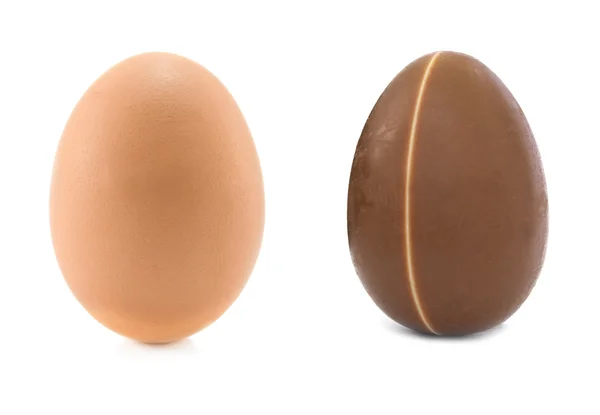 Коричневе яйце і шоколадне великоднє яйце — стокове фото