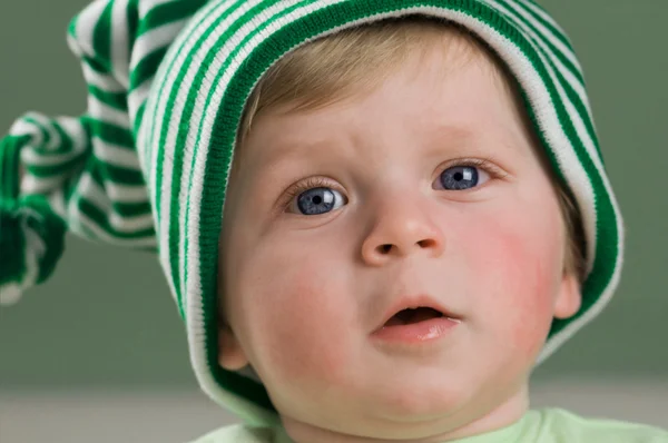 Niño con ojos azules — Foto de Stock