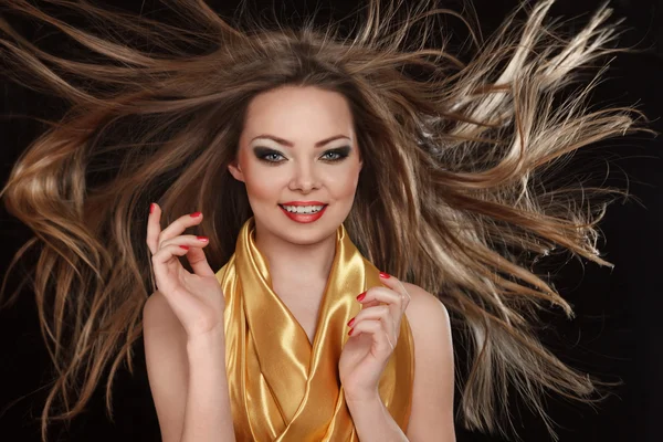 Giovane donna sorridente con i capelli lunghi — Foto Stock