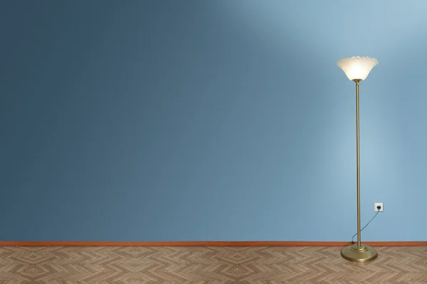 Lampa v prázdné místnosti — Stock fotografie