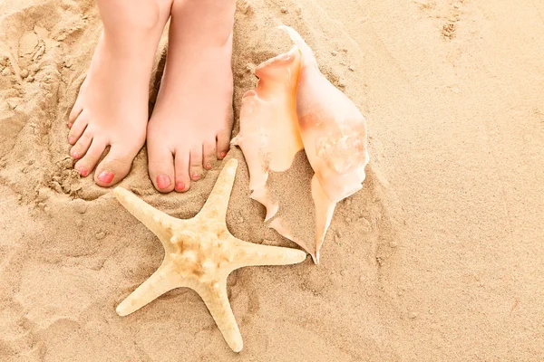 Füße und Sand am Strand — Stockfoto