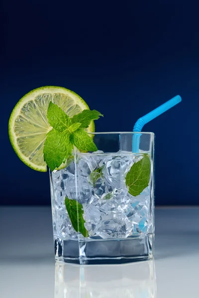 Mojito cocktail med mynta blad och lime — Stockfoto