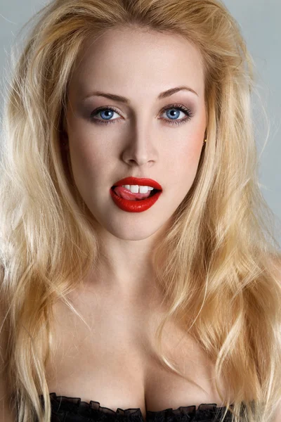 Blonde vrouw met tong uit — Stockfoto