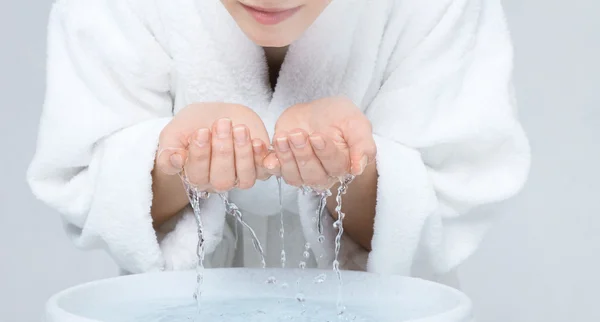 Mujer joven lavando la cara — Foto de Stock