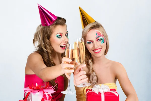 Dos chicas celebrando cumpleaños — Foto de Stock