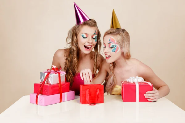 Duas meninas comemorando aniversário — Fotografia de Stock