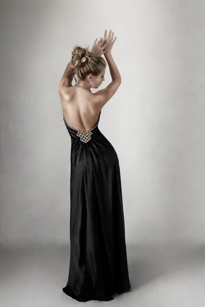 Mujer joven en vestido negro — Foto de Stock