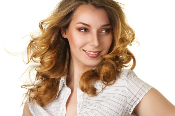 Привлекательная улыбающаяся женщина с длинными волосами — стоковое фото