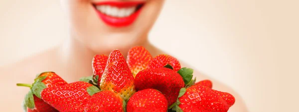 Vrouw die aardbeien eet — Stockfoto