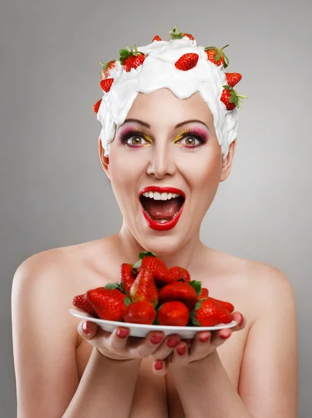 イチゴを持つ女性 — ストック写真