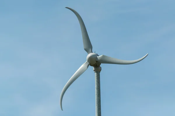 바람에 회전 하는 풍력 터빈 — 스톡 사진