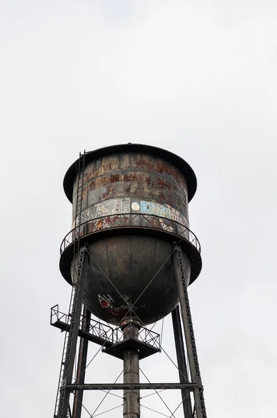 Σκουριασμένο, γκράφιτι-καλυμμένο Πύργος ύδατος — Φωτογραφία Αρχείου
