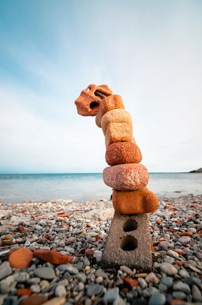 Tijolos e pedras em uma praia — Fotografia de Stock