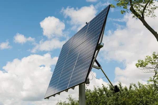 Ανανεώσιμες πηγές ενέργειας - φωτοβολταϊκά ηλιακά πάνελ σειρά — Φωτογραφία Αρχείου