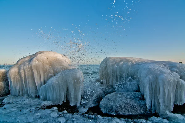 Icy Rocks by a Lake in Winter — Stock Photo, Image