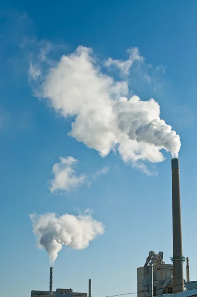 Factory with Smokestacks and Blue Sky — Stock Photo, Image
