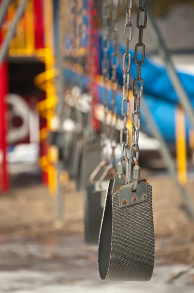 Leere Schaukeln auf einem Spielplatz — Stockfoto