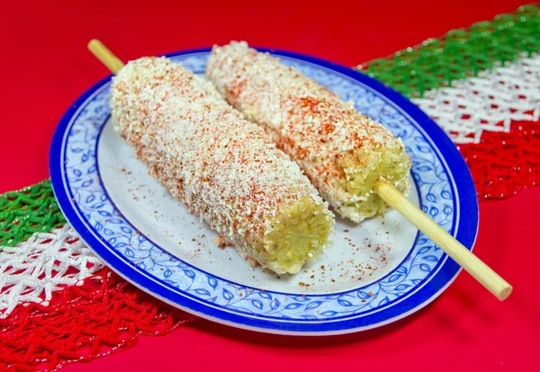 Plato de maíz mexicano conocido como Elote —  Fotos de Stock
