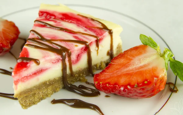 Strawberry cheesecake. Zijaanzicht Rechtenvrije Stockafbeeldingen