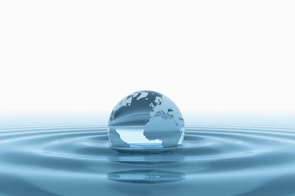 Mundo globo de vidro na água — Fotografia de Stock