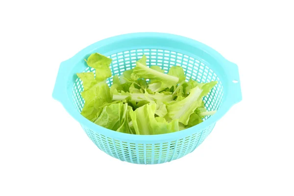 Blauer Kunststoffkorb Gemüse auf weißem Hintergrund. — Stockfoto