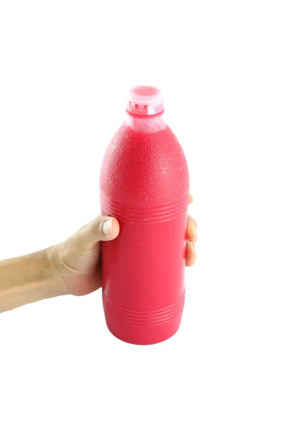 Czerwony butelkę wody w obudowie ręka na białym tle. — Zdjęcie stockowe