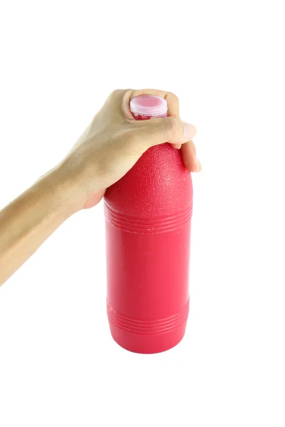 Flaske med rødt vannhode i håndflaten på hvit bakgrunn . – stockfoto