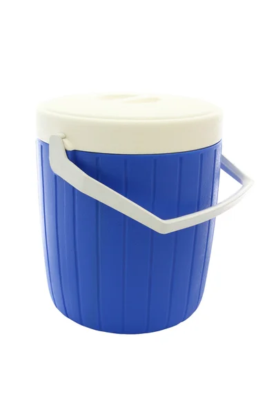 Blauwe ronde plastic koeler gesloten op witte achtergrond. — Stockfoto