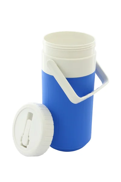 Pequena lata azul refrigerador de plástico abriu tampa no fundo branco . — Fotografia de Stock