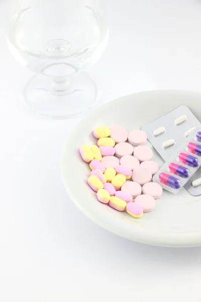 Parte da medicina prato de comprimido na mesa . — Fotografia de Stock
