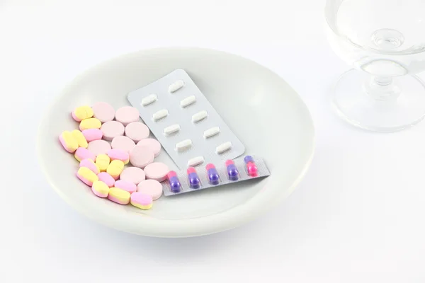 Medycyna tabletki naczynia na stół. — Zdjęcie stockowe