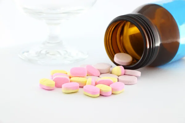 Tablet léku z láhve na stole. — Stock fotografie
