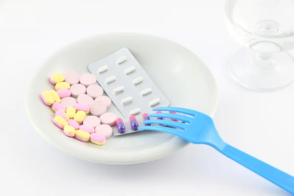 Medycyna tabletki naczynia widelcem na stole. — Zdjęcie stockowe