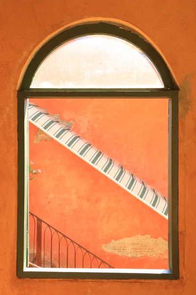 Boog van het bovenste framevenster op oranje muur. — Stockfoto