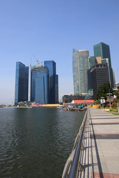 Bina ve İskele Singapur Nehri. — Stok fotoğraf