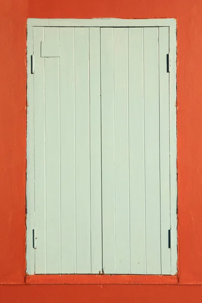Staré dřevěné okno na oranžové zdi. — Stock fotografie